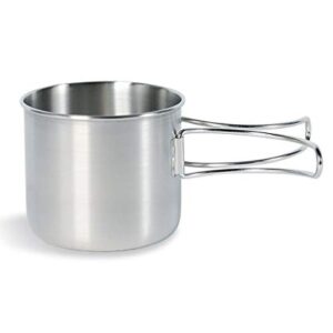 Tatonka Becher Handle Mug 500 ml aus rostfreiem Edelstahl mit klappbaren Griffen und Volumenskalierung.
