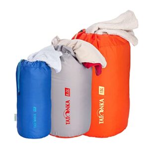Drei leichte Packsäcke in verschiedenen Größen und Farben, ideal für Ordnung und Organisation beim Reisen und Outdoor-Aktivitäten. Die Beutel sind aus recyceltem Polyester und mit Schnürzügen ausgestattet.