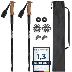 Set von zwei verstellbaren Teleskop-Wanderstöcken aus Aluminium in Schwarz mit ergonomischen Korkgriffen und verschiedenen Aufsätzen für Outdoor-Aktivitäten.