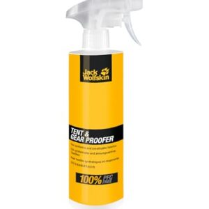 Jack Wolfskin Tent & Gear Proof Imprägnierspray in einer weißen Flasche mit einem gelben Etikett, ideal zum Imprägnieren von Zelten und Outdoor-Ausrüstung, 100% PFC-frei und umweltfreundlich.