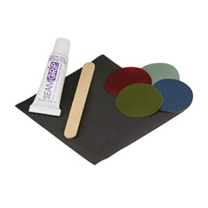 Therm-a-Rest Dauer Reparaturkit mit Klebstoff, Holzapplikator und farbigen Flicken auf schwarzem Hintergrund für schnelle Reparaturen von Isomatten.