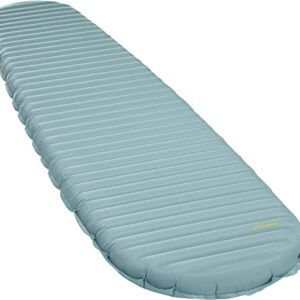 Therm-a-Rest NeoAir Xtherm NXT Isomatte in Neptunfarbe, aufgerollt und bereit für das Camping, Größe 183 x 51 cm, mit vertikalen Luftkammern für optimalen Komfort und Wärmeisolierung.