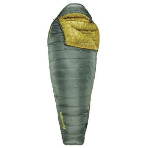 Therm-a-Rest Questar Lightweight Down Mummy Sleeping Bag in Olivgrün und Gelb, ideal für Outdoor-Abenteuer und Camping.