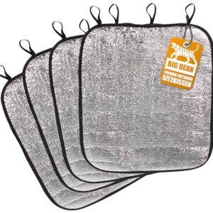 Vier faltbare Thermo Sitzkissen mit silberner Alu-Oberfläche für Outdoor-Aktivitäten, ideal für Camping, Picknick und Festivals.