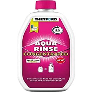 Flasche mit Thetford Nuevo 2024-AQUA Rinse Concentrated, einem umweltfreundlichen Reinigungsmittel für mobile Sanitärsysteme, in einer multicolor Gestaltung mit ergonomischer Form und praktischem Ausgießer.