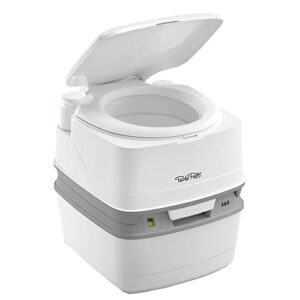 Mobiles Chemie-WC Thetford Porta Potti 365 in Weiß, ideal für Camping und Reisen mit ergonomischem Design und komfortablen Abmessungen.