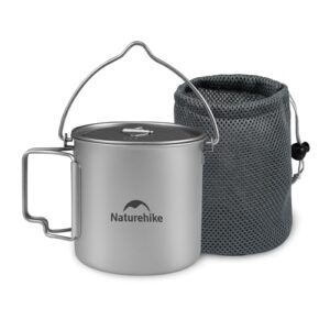 Leichter Titan Becher mit Bail Handle und Deckel für Outdoor Aktivitäten wie Camping, Wandern und Picknick, in 650ml oder 900ml erhältlich.