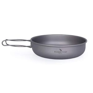 Leichte Titan Bratpfanne für Camping mit klappbarem Griff und Anti-Fingerabdruck-Oberfläche, ideal für Outdoor-Aktivitäten.
