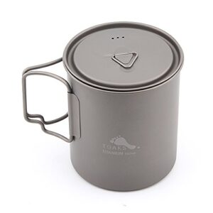 Grauer Titanbecher mit 750 ml Kapazität, ideal für Outdoor-Aktivitäten und Camping, zeigt das minimalistischen Design und den stabilen Henkel für einfachen Gebrauch.