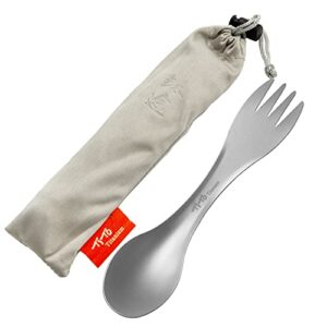 TiTo Titanium Outdoor Löffel und Gabel Spork in silberner Metalloptik mit grauem Aufbewahrungsetui, ideal für Camping und Rucksackreisen.