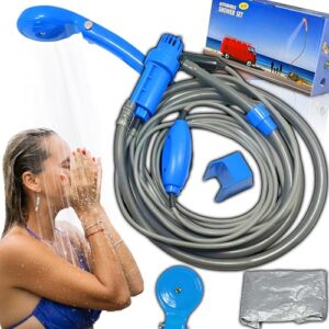 Tragbare Campingdusche mit Pumpe und ergonomischem Duschkopf unter Wasserstrahl, ideal für Camping, Wandern und Garten, inklusive 7 Meter Schlauch und Zubehör.