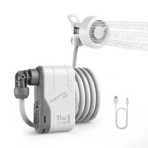 FLEXTAILGEAR Max Shower tragbare Campingdusche mit Akku, ausgestattet mit flexiblem Schlauch und Duschkopf, ideal für Outdoor-Aktivitäten und Reisen.