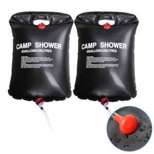 Set von zwei tragbaren Solar-Campingduschen mit 20 Litern Kapazität, ideal für Outdoor-Aktivitäten und Camping. Jede Duschsack ist schimmel- und verrottungsbeständig und ermöglicht eine einfache Nutzung im Freien.