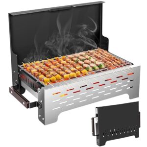 Kompakter und leichter tragbarer Holzkohlegrill in Betrieb mit Spießen und Gemüse auf der Grillfläche, ideal für Camping und Outdoor-Grillen.