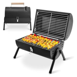 Tragbarer Holzkohlegrill DOKKOME mit klappbarem Design, ideal für Camping und Outdoor-Aktivitäten. Aus robustem Metall, ausgestattet mit Grillrost und Holzgriff, perfekt für gesellige Grillabende.