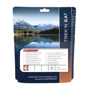 Verpackung von Trek'n Eat Rindfleisch Stroganoff mit Reis, ideal für Outdoor-Abenteuer, zeigt eine Landschaft mit Bergen und klarem Gewässer sowie Nährwertangaben.