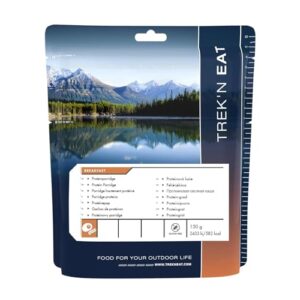 Verpackung von TREK'N EAT Protein Porridge, eine nahrhafte und praktische Outdoor-Mahlzeit für Abenteuerlustige, ideal zum Wandern und Camping.
