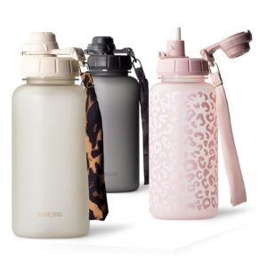 Drei stilvolle Trinkflaschen in verschiedenen Designs: eine matte transparente Flasche mit einem hellen Tragegriff, eine graue Flasche mit minimalistischer Optik und eine rosa Flasche mit Leopardenmuster und Strohhalm. Perfekt für aktive Menschen, die einen modernen und funktionalen Look suchen.