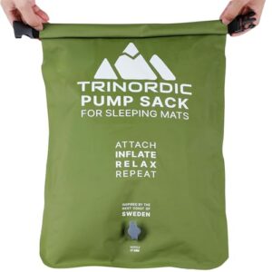 TRINORDIC Pumpsack in Waldgrün für das einfache Aufblasen von Campingmatten, mit 17 mm Düsengröße, stabiler Bauweise und sicherem Verschlussmechanismus.