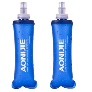 Zwei faltbare Sport-Trinkflaschen aus TPU-Material in Blau, ergonomisch geformt und BPA-frei, ideal für Outdoor-Aktivitäten wie Laufen, Radfahren und Wandern.