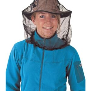 Junge Frau mit breitem khaki-farbenem Hut und schwarzem Insekten-Kopfnetz, lächelnd in einer Outdoor-Umgebung. Ideal für Wanderungen und Camping, bietet effektiven Schutz vor Insekten.