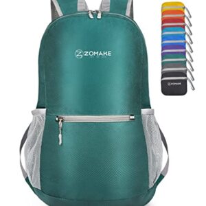 ZOMAKE Ultraleicht Faltbarer Rucksack in Dunkelgrün, ideal für Outdoor-Aktivitäten wie Wandern und Reisen, mit wasserdichtem Nylonmaterial und ergonomischem Design.