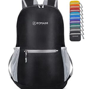 ZOMAKE Ultraleichter Faltbarer Rucksack 20L in Schwarz, perfekt für Outdoor-Aktivitäten, mit zwei verstellbaren Schultergurten, einem Hauptfach mit Reißverschluss und zwei seitlichen Netztaschen.