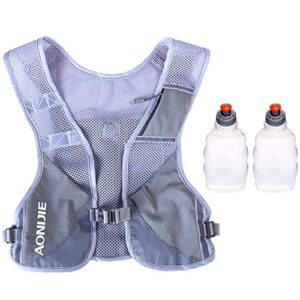 Ultraleichter reflektierender Trinkrucksack in Grau mit zwei 250ml Flaschen für Läufer und Sportbegeisterte, ausgestattet mit atmungsaktivem Material und ergonomischem Design für optimalen Komfort und Sicherheit.