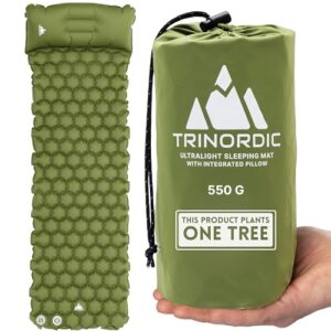 TRINORDIC 550g ultraleichte aufblasbare Isomatte in ausgelegtem und aufgerolltem Zustand, inklusive integriertem Kissen für optimalen Schlafkomfort beim Camping und Outdoor-Aktivitäten.