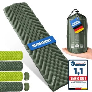 Ultraleichte Isomatte in Olivgrün mit Wabenstruktur für optimalen Komfort beim Camping, zusammengefaltet in einem kompakten Sack.