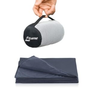 Litume Ultraleichte Reisedecke in blau-grau zusammengefaltet in einem praktischen Packsack, ideal für Reisen und Outdoor-Aktivitäten.