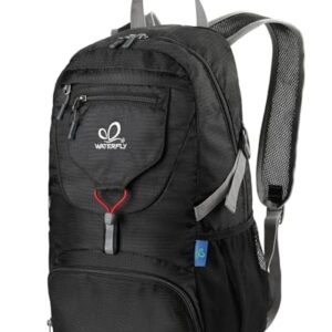 Ultraleichter faltbarer Rucksack in Schwarz mit ergonomischen Trageriemen und mehreren Fächern für Outdoor-Aktivitäten und Reisen.