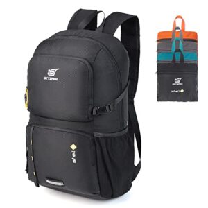 SKYSPER Ultraleichter Faltbarer Rucksack 30L in Schwarz, wasserfest und mit durchdachtem Design für Wandern, Reisen und Stadtausflüge.