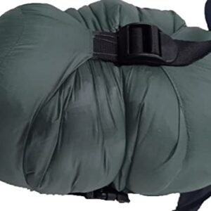 Ultraleichter Kompressionssack für Decken und Schlafsäcke in dunklem Grün, ideal für Camping, Wandern und Rucksackreisen, sicher verpackt mit verstellbarem Gurt.