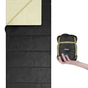 Ultraleichter Schlafsack für Outdoor-Aktivitäten, gefaltet in der Hand und ausgelegt auf flacher Oberfläche, ideal für Camping und Wandern.