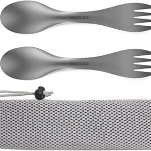 Zwei ultraleichte Titan-Sporks in einer grauen Aufbewahrungstasche, ideal für Camping und Outdoor-Aktivitäten.