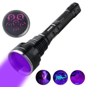 Schwarze VASTFIRE 365NM Schwarzlicht Taschenlampe mit robustem Design und großer Linse zur Erkennung von fluoreszierenden Substanzen, ideal für Hygiene- und Mineralienkontrollen.