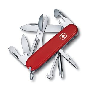 Victorinox Schweizer Taschenmesser Super Tinker in roter Farbe mit verschiedenen ausgeklappten Werkzeugen, darunter Klingen, Schere und Schraubendreher, auf einem neutralen Hintergrund.