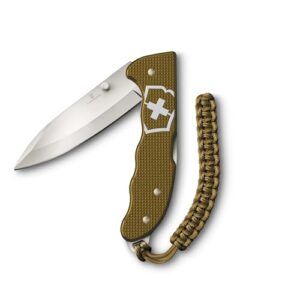 Victorinox Taschenmesser Evoke Alox Limited Edition 2024 in Terra Brown mit einer scharfen Klinge und rutschfestem Griff, ausgestattet mit Paracord-Anhänger.