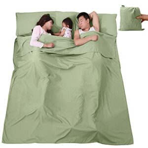 VILISUN Hüttenschlafsack in einem Schlafzimmer mit einem Elternpaar und einem Kind, ideal für Camping und Outdoor-Aktivitäten.