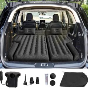 Vino Cove Auto Matratze 185x140x16 cm im Kofferraum eines SUVs für komfortables Reisen und Camping, inklusive Zubehör wie Pumpe und Kissen.
