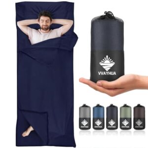 Entspannter Mann im dunkelblauen VVAYHUA Hüttenschlafsack, der zeigt, wie komfortabel der Schlafsack für Camping- und Outdoor-Aktivitäten ist. Im Hintergrund verschiedene farbige Verpackungen als Symbol für Produktvielfalt.