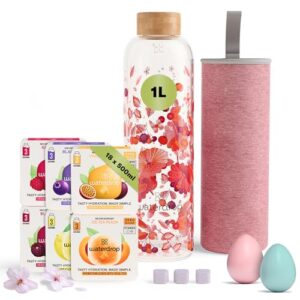Stylische 1 Liter Glasflasche aus Borosilikatglas mit Holzdeckel, begleitet von bunten, zuckerfreien Hydrationswürfeln im modernen Design, perfekt für eine gesunde Flüssigkeitsaufnahme.