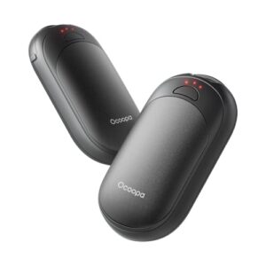 Zwei wiederaufladbare Handwärmer in ergonomischer, ovaler Form, ideal für kalte Witterungsbedingungen, mit LED-Anzeigen und kompaktem Design für unterwegs.