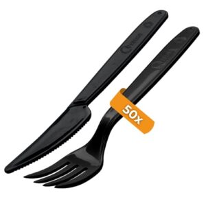 Wiederverwendbares schwarzes Plastikbesteckset mit 50 Gabeln und 50 Messern, ideal für Camping, Reisen und Picknicks. Hochwertiges, BPA-freies Material für hygienischen und umweltfreundlichen Einsatz.