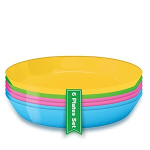 Set von sechs bunten, wiederverwendbaren Plastiktellern aus Hartplastik, ideal für Picknicks und den täglichen Gebrauch. Die Teller sind stapelbar und in leuchtenden Farben wie Gelb, Grün, Rosa und Blau gestaltet.