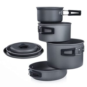 yourGEAR Ranger V Topf Pfannen Set für 4-5 Personen, 7-teiliges Camping Kochgeschirr in gestapelter Anordnung mit ergonomischen Griffen und passenden Deckeln.