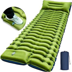 Selbstaufblasende Camping Isomatte in freundlichem Grün mit integriertem Kopfkissen und Fußpumpe, ideal für Outdoor-Abenteuer.