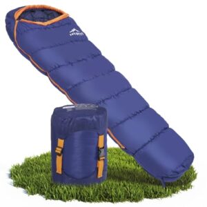Zeitgeist OUTDOOR Schlafsack für drei Jahreszeiten in Blau mit orangefarbenen Akzenten auf einer grünen Grasfläche. Ideal für Camping, Backpacking und Outdoor-Abenteuer.