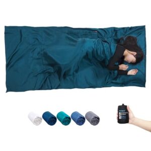 Bild von einem Schlafsack, der aus 100% Naturseide besteht und eine optimale Temperaturregulierung bietet. Der Schlafsack ist ideal für den Einsatz im Hotel, bei der Hütte oder auf Reisen.